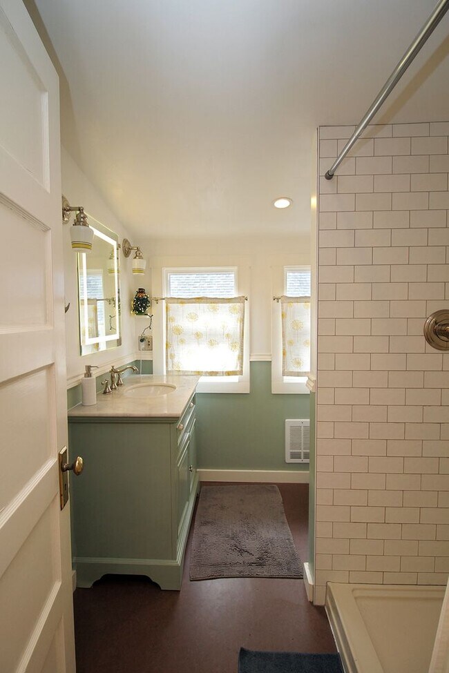 Building Photo - Delightful Remodeled Alberta Arts 3 Bed/2 ...