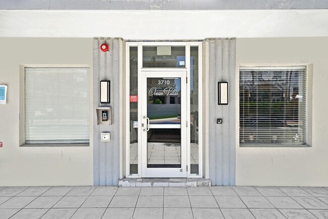 Building Photo - 3710 Collins Ave