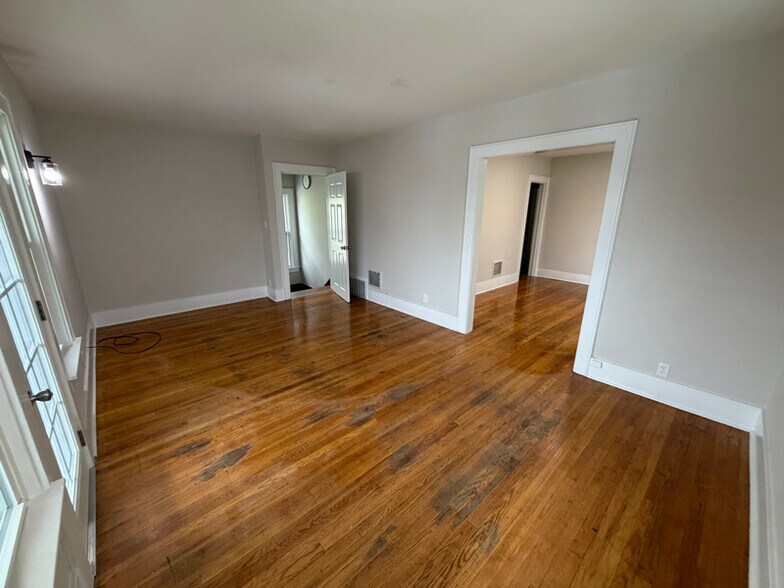 Building Photo - 513-15 Tennyson Ave