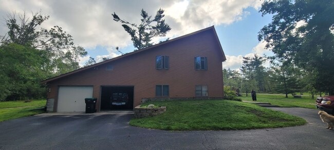 Building Photo - 3 Bedroom 2 Bath Home - Fully Furnished