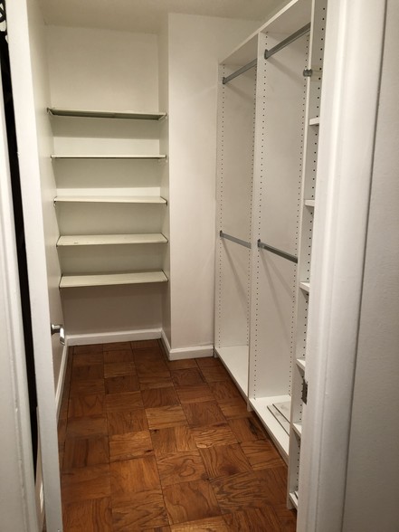Walking closet studio #116 - 1301 20th St NW