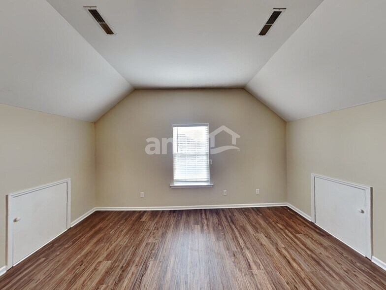 Building Photo - 1005 Matheus Dr