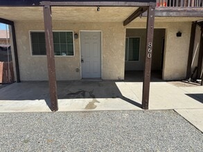 Building Photo - 2 Bedroom 2 Bath in Hemet!