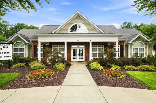 Building Photo - 3204 Village Ln