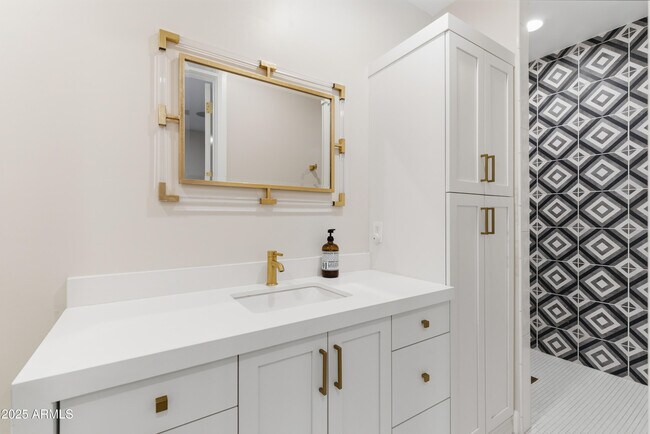 Building Photo - 4601 N Royal View Dr