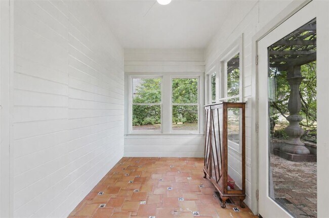 Building Photo - 608 Harthan St