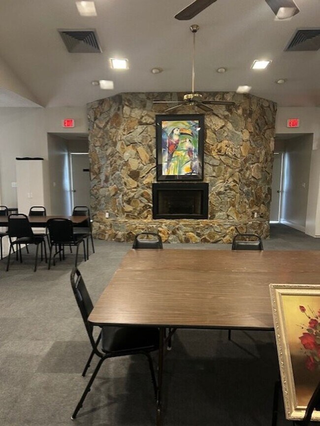 Building Photo - Well maintained 2/2 condo in 55+ community