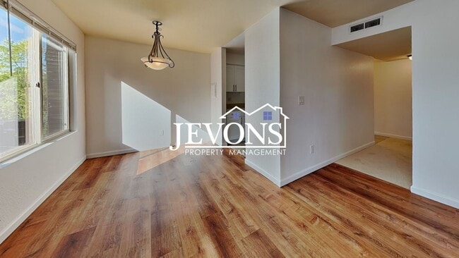 Building Photo - 2-bedroom home with water, sewer, and garb...