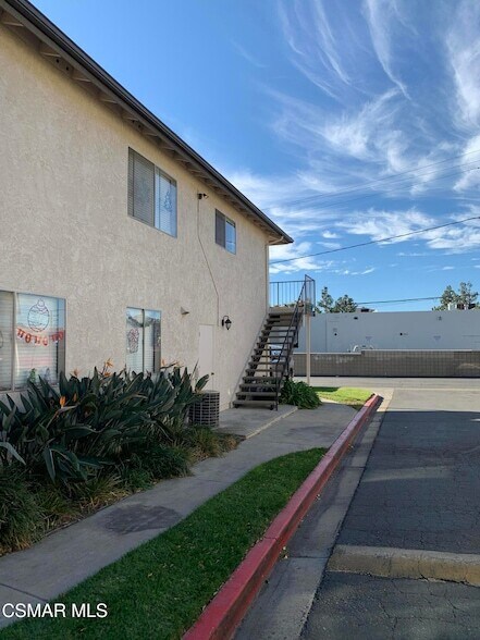 Building Photo - 2033 Calle La Sombra