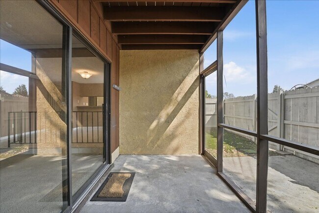 Building Photo - 1428 Oak Pl