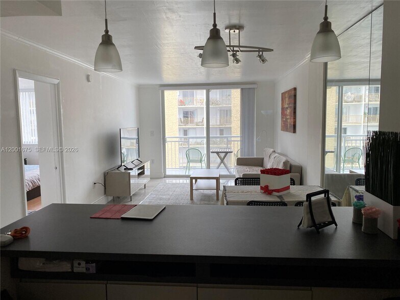 Building Photo - 1345 Lincoln Rd