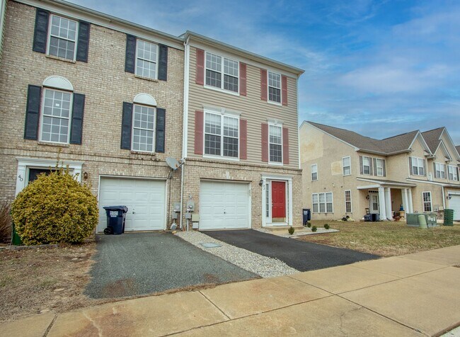 Building Photo - Great Views Overlooking the Golf Course - Large 3 Bedroom End unit TownHouse
