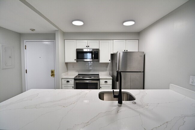 Building Photo - 4 Douglas Park