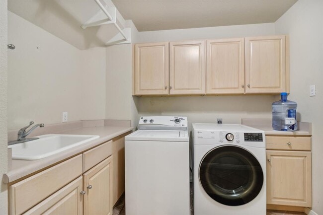 Building Photo - 617 Evergreen Ln