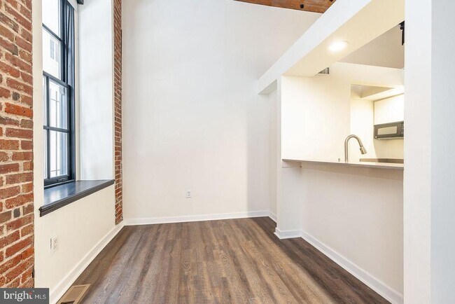 Building Photo - 303 Vine St