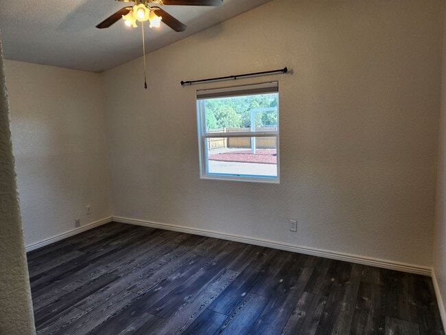 Building Photo - Stunning 3 bed / 2 bath Solar Home in Desi...