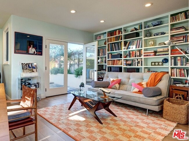 Building Photo - 129 Channel Pointe Mall