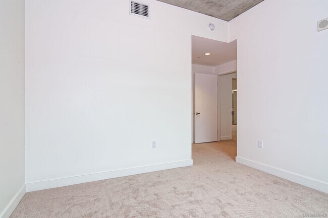 Building Photo - 801 Ash St