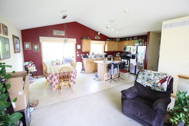 Building Photo - Beautiful 4 Bedroom/2 Bathroom Home In Shakopee-AVAILABLE 7/1