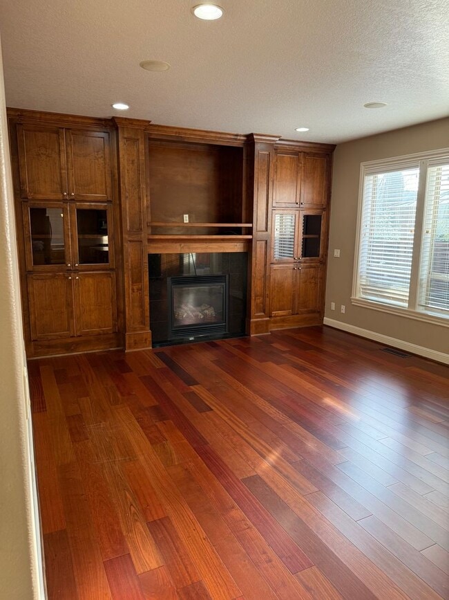 Building Photo - Goregous 5 Bedroom Home! Great Location! Vaulted Ceilings! Fenced Yard! 3- Car Garage & More!