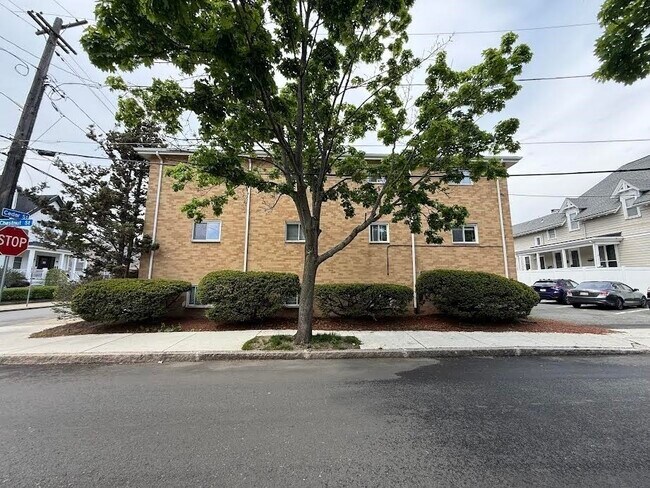 Building Photo - 87 Cedar St