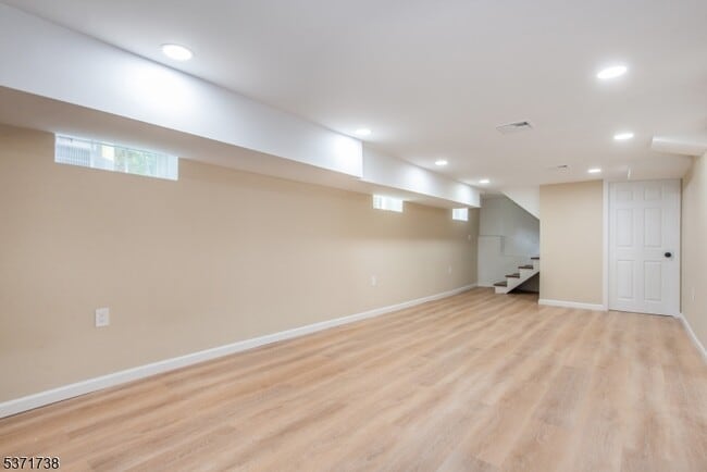 Building Photo - 50 Walnut Crescent