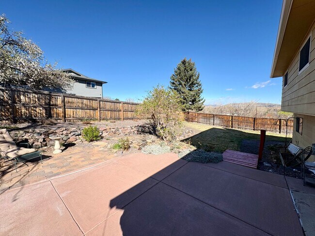 Building Photo - Stunning Morrison 3 bed/2 bath Corner Lot