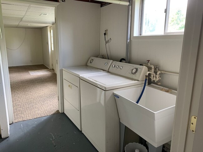 Building Photo - 3 Bedroom Close to Lewis Gale Hospital