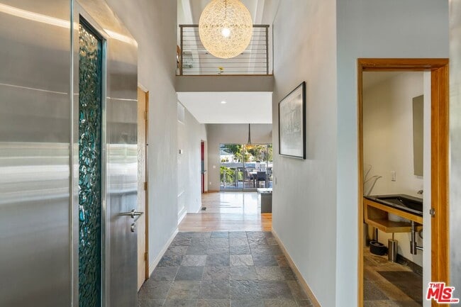 Building Photo - 8614 Hollywood Blvd