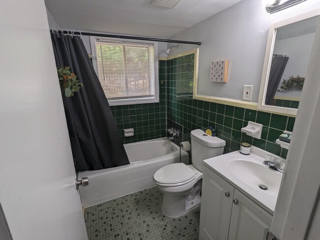 Building Photo - 972 Forrest Cir SE