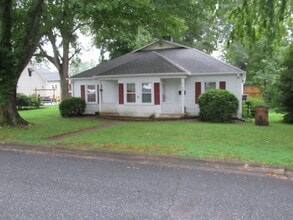 Building Photo - Downtown Lincolnton Duplex!