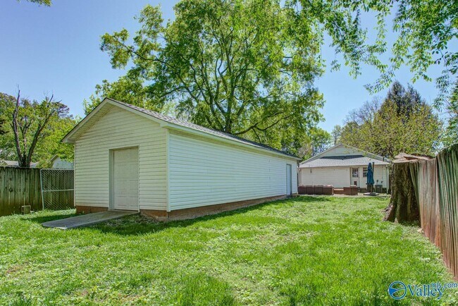 Building Photo - 1605 McCullough Ave NE