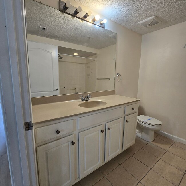 Building Photo - 1 Bedroom Condo for RENT