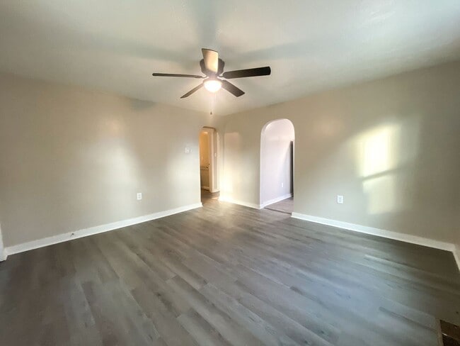 Building Photo - Charming 2-bedroom, 1 bath