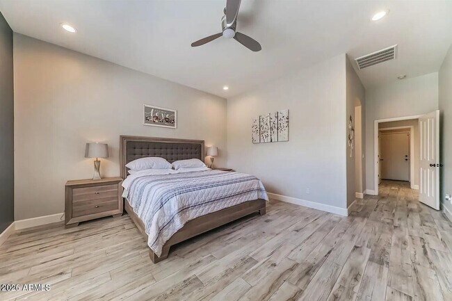 Building Photo - 1221 E Kramer Cir