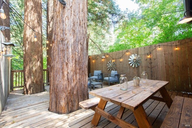 Building Photo - 654 Square Foot remodeled 2 bedroom, 1 bat...