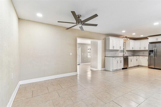 Building Photo - 2580 Granada Cir W