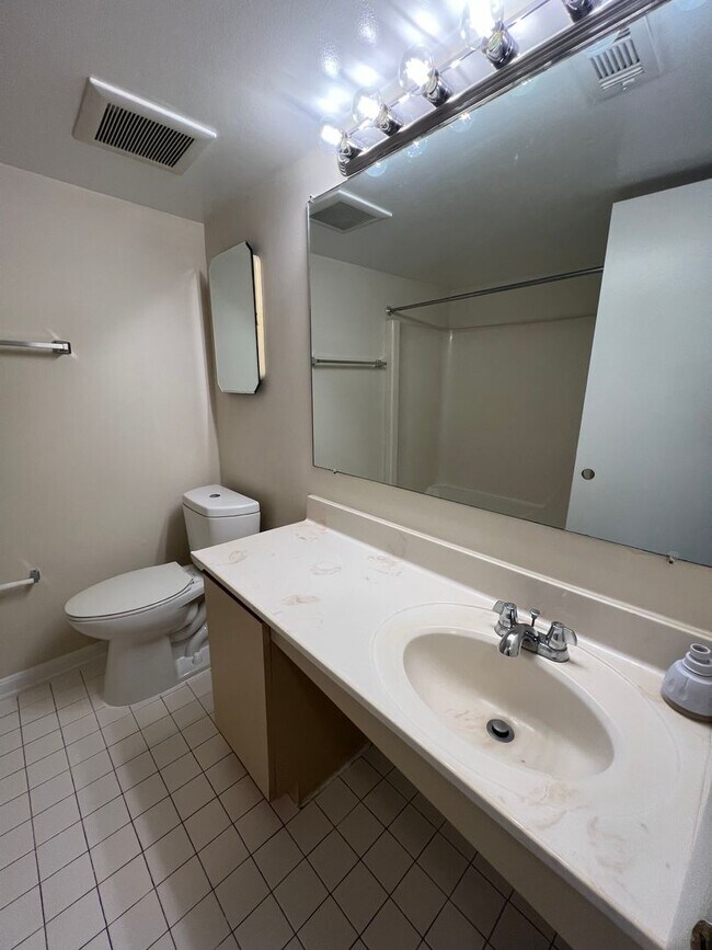 Building Photo - 2 BEDROOM 2 BATH CONDO WITH ALL UTILITIES ...