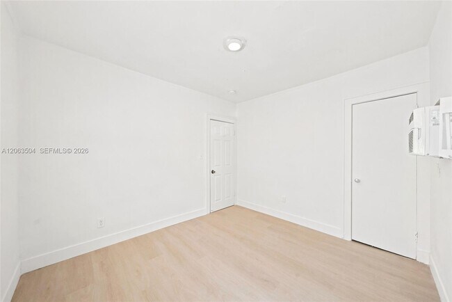 Building Photo - 119 NE 56th St