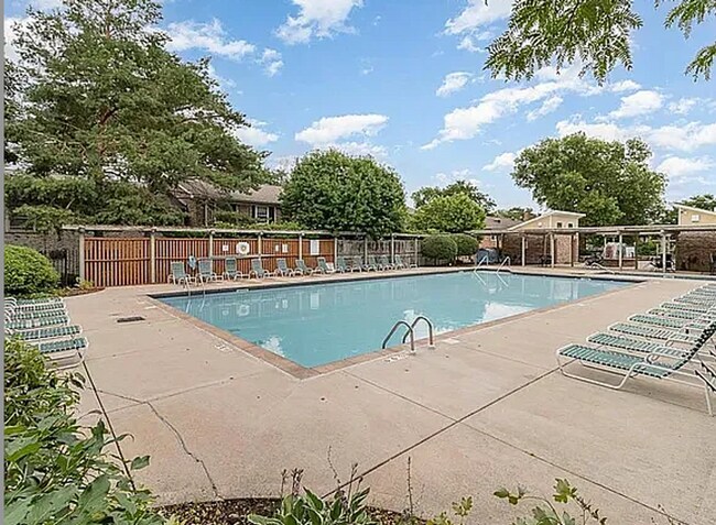 Building Photo - 1 Bedroom Condo in Hopkins