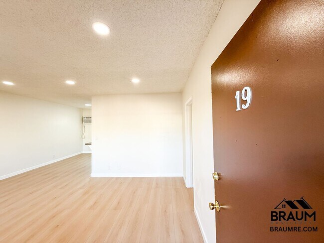 Building Photo - 13115 Oxnard St