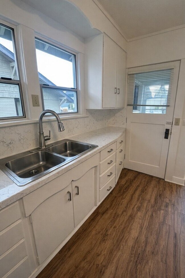 Building Photo - 811 N 3rd St