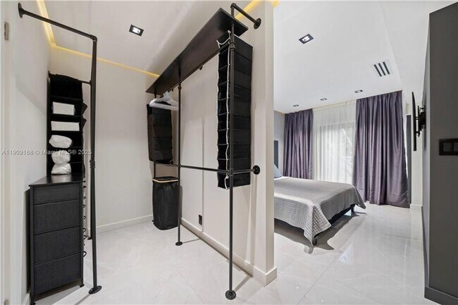 Building Photo - 1101 N 14th Ave