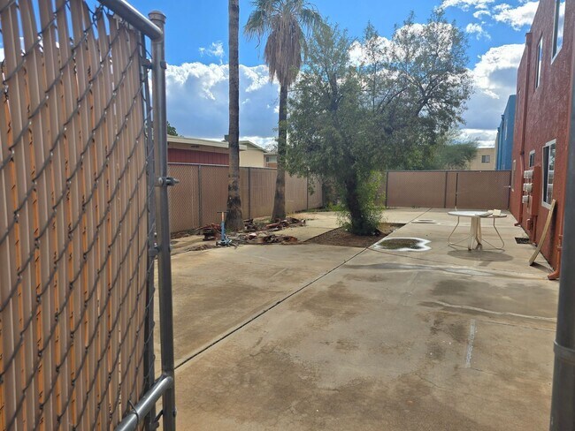 Building Photo - 932 N Belvedere Ave