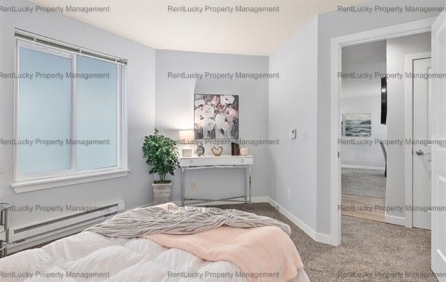 Building Photo - Spacious Cambria Hills Condo – Vaulted Cei...