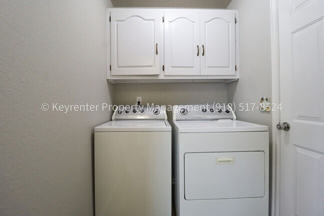 Building Photo - 3 Bed | 2.5 Bath in Jenks!