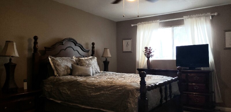 Building Photo - 328 N Calle Del Chancero