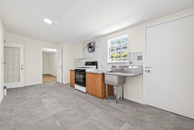 Building Photo - 7950 Longridge Dr