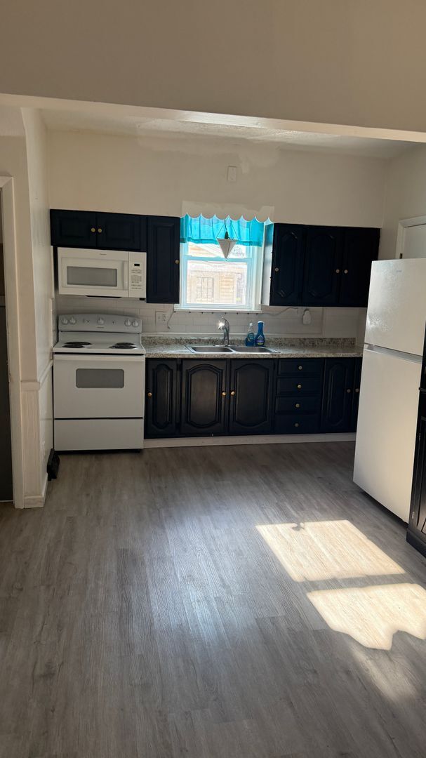 Building Photo - Large 4 bedroom single family home ready now!