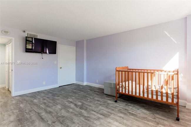 Building Photo - 290 174th St St